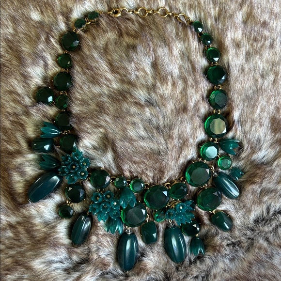 Elegant Green Statement Necklace - Picture 3 of 13
